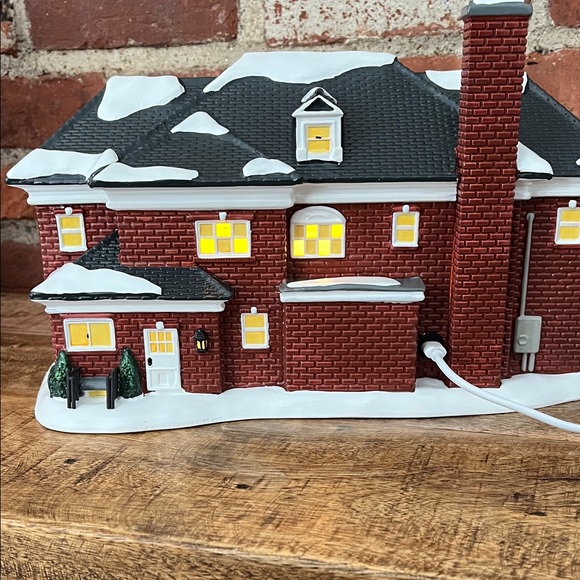 Home Alone McCallister House department 56 Snow Village - Picture 15 of 16